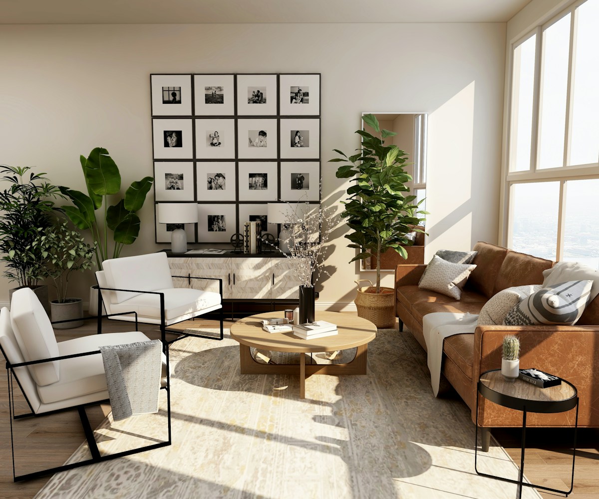 Warme woonruimte met een cognackleurige sofa, houten meubels en grote ramen.